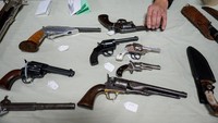 Berbagai jenis senapan, amunisi pistol, serta pisau dijual di pameran ini.  