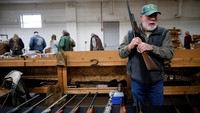 Penggemar senjata dan para veteran memadati pameran senjata di negara bagian Illinois, Amerika Serikat.    
