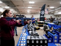 Warga AS Berburu Senapan di Pameran Senjata Api