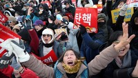 Massa yang sebelumnya melakukan aksi protes spontan merayakan keputusan ini sebagai kemenangan rakyat. REUTERS/Kim Hong-Ji