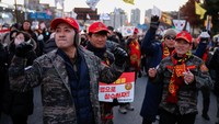 Para demonstran juga kompak mengenakan pakaian serba hitam, selama aksi unjuk rasa. REUTERS/Kim Soo-hyeon