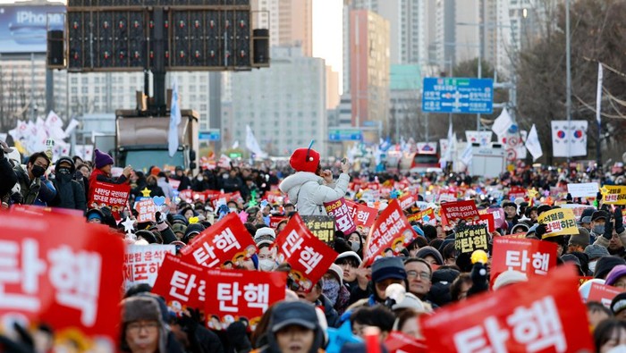 Warga Korea Selatan merayakan pemakzulan Presiden Yoon Suk Yeol. Ribuan demonstran berkumpul di depan Majelis Nasional dengan spanduk dan yel-yel kemenangan.