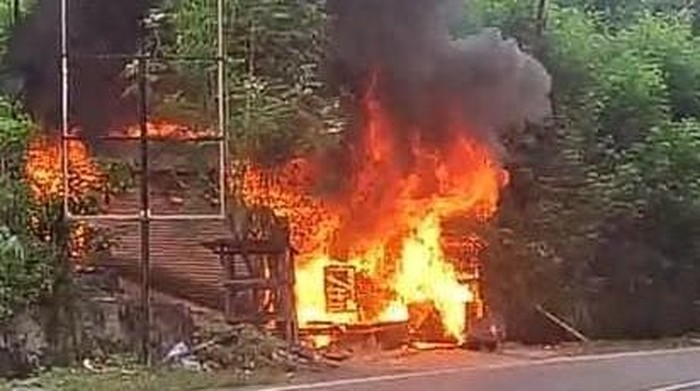 Warung sembako di Polman ludes terbakar.