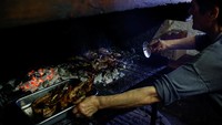 Restoran ini telah dibuka sejak tahun 1524. Kelangsungan sejarah Hostal de Pinos tercermin tidak hanya dalam dokumen tetapi juga pada batu yang menghiasi restoran tersebut. Salah satu ukiran terkenal yang berasal dari tahun 1677 berbunyi dalam Bahasa Catalan Kuno: Memang benar bahwa tanpa uang (di sini) Anda tidak mendapatkan apa pun.