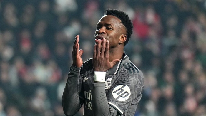 MADRID, SPAIN - DECEMBER 14: Vinicius Junior of Real Madrid reacts to a missed chance during the LaLiga EA Sports match between Rayo Vallecano and Real Madrid at Estadio de Vallecas on December 14, 2024 in Madrid, Spain.  (Photo by Angel Martinez/Getty Images)