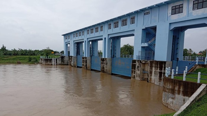 Air di Bengawan Solo Naik