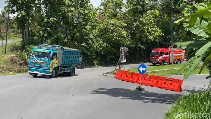 Akses menuju jalan Sentolo-Nanggulan, Kulon Progo, ditutup, Selasa (17/12/2024). Jalan ditutup karena longsor.