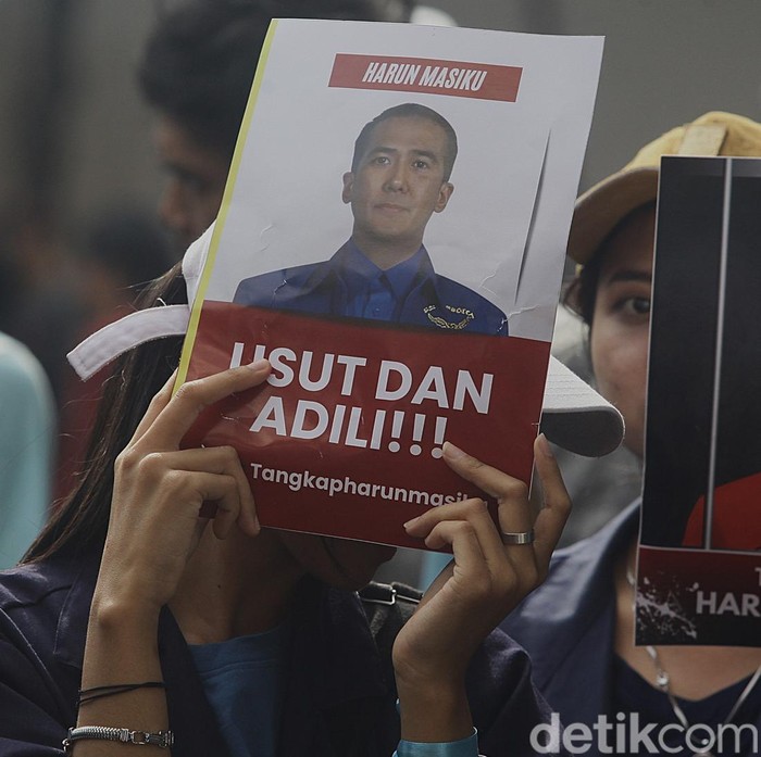 Massa dari berbagai elemen masyarakat menggelar unjuk rasa di depan gedung KPK Jakarta. Mereka menuntut KPK serius mengejar dan menangkap tersangka korupsi Harun Masiku.