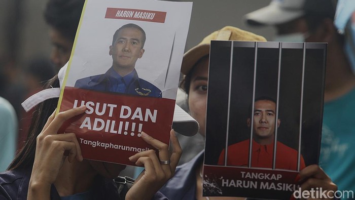 Massa dari berbagai elemen masyarakat menggelar unjuk rasa di depan gedung KPK Jakarta. Mereka menuntut KPK serius mengejar dan menangkap tersangka korupsi Harun Masiku.