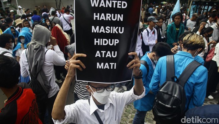 Aksi Massa Tuntut Harun Masiku Ditangkap Massa dari berbagai elemen masyarakat menggelar unjuk rasa di depan gedung KPK Jakarta. Mereka menuntut KPK serius mengejar dan menangkap tersangka korupsi Harun Masiku.