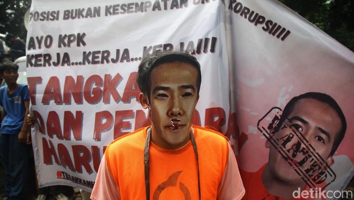 Aksi Massa Tuntut Harun Masiku Ditangkap Massa dari berbagai elemen masyarakat menggelar unjuk rasa di depan gedung KPK Jakarta. Mereka menuntut KPK serius mengejar dan menangkap tersangka korupsi Harun Masiku.