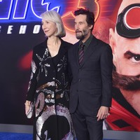 Di perhelatan yang berlangsung di TCL Chinese Theatre, Hollywood, AS, pada Senin (16/12/2024), itu, sejoli ini tak ragu untuk memamerkan kemesraan mereka. Sembari saling merangkul, mereka berpose di hadapan fotografer yang telah menanti di karpet merah. (Foto: Richard Shotwell/Invision/AP)