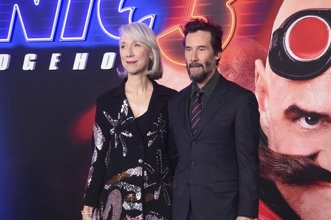 Momen langka ini menambah daftar beberapa penampilan publik pasangan ini, termasuk perjalanan mereka ke MotoGP Liqui Moly Motorrad Grand Prix di Jerman pada Juli lalu. Keanu dan Alexandra pertama kali mengkonfirmasi hubungan mereka pada November 2019, ketika mereka tampil bersama di karpet merah Gala Seni dan Film LACMA. Pasangan ini diketahui sudah berpacaran sejak 2011. (Foto: Richard Shotwell/Invision/AP)