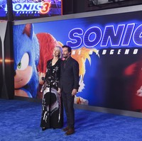 Dalam sebuah momen penuh kasih, Alexandra tampak menundukkan kepala ke bahu Keanu, seolah menyampaikan rasa cinta yang mendalam di tengah sorotan kamera. Mereka berjalan bergandengan tangan, dengan senyum ceria yang mengingatkan pada pasangan muda yang tengah jatuh cinta. (Foto: Richard Shotwell/Invision/AP)