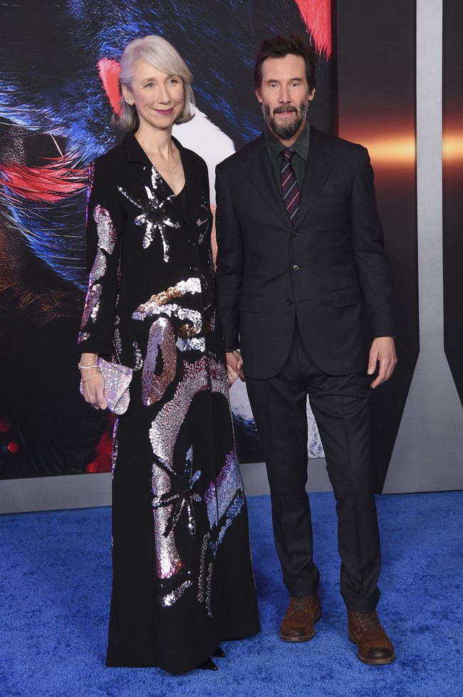 Keanu sendiri memang sudah cukup lama berhubungan dengan Alexandra Grant. Mereka cukup rapat menutup privasi hubungan meski beberapa kali tampil di acara karpet merah. Foto: Richard Shotwell/Invision/AP