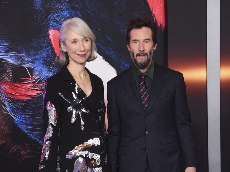 Foto Terbaru Keanu Reeves Bareng Kekasih di Karpet Merah, Makin Mesra