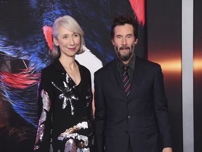Foto Terbaru Keanu Reeves Bareng Kekasih di Karpet Merah, Makin Mesra