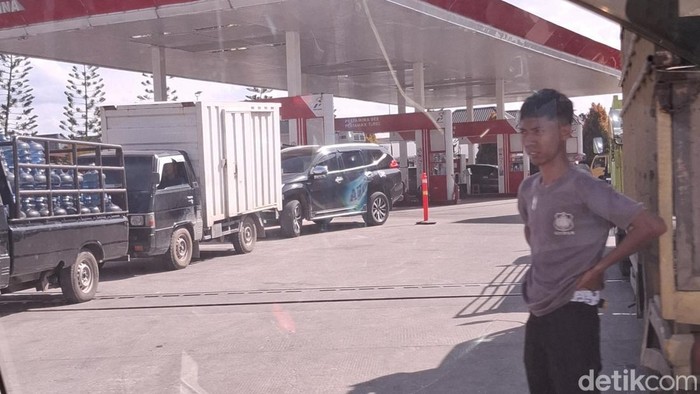 Antrean kendaraan di SPBU di Pekanbaru, Riau. (Raja Adil Siregar/detikSumut)