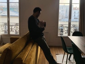Ario Bayu Umumkan Kelahiran Anak Keduanya di Paris