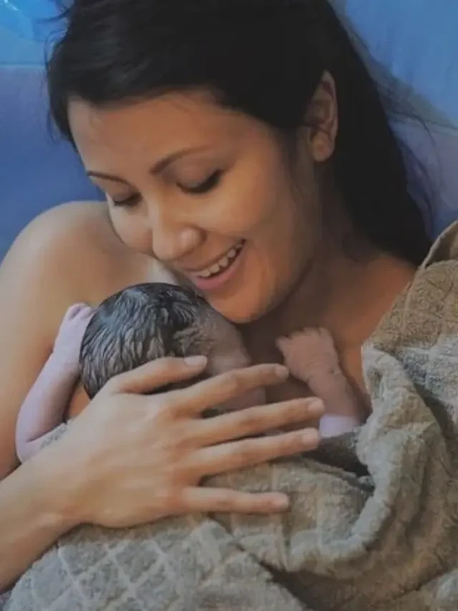 Artis melahirkan dengan metode water birth