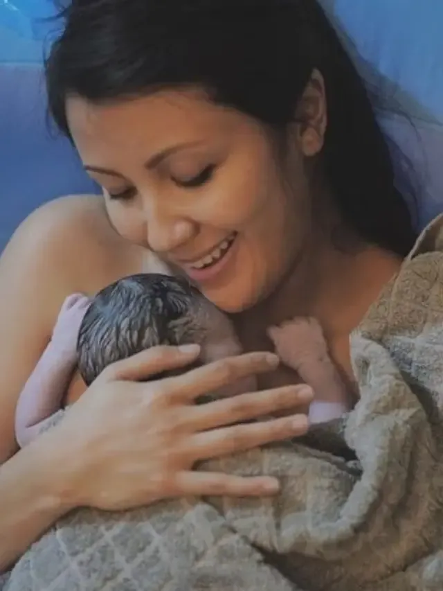 Artis melahirkan dengan metode water birth