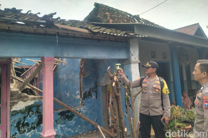 atap rumah warga rejoso pasuruan ambruk