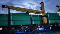 Menindaklanjuti informasi tersebut, KN. Pulau Dana - 323 yang dikomandani oleh Letkol Bakamla Umar Dani, dan KN. Bintang Laut - 401 yang dikomandani oleh Letkol Bakamla Andi Christi Mahendra, langsung bergerak cepat melaksanakan pemantauan di perairan Teluk Jodoh. Pada pukul 05.00 WIB, tim patroli gabungan berhasil mendapatkan kontak visual dua kapal yang diduga kuat tengah melakukan ship to ship transhipment (STS), tepatnya pada posisi 01° 09,51’ U - 103° 57,88’ T.