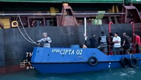 Tim patroli segera melakukan pendekatan dan identifikasi terhadap dua kapal tersebut, yang diketahui bernama MV. Armada Segara dan SPOB CIPTA 02. Pada pukul 05.15 WIB, tim gabungan berhasil memasuki SPOB CIPTA 02 untuk melaksanakan pemeriksaan dan penggeledahan.