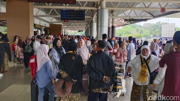 Bandara Sultan Mahmud Badaruddin (SMB) II Palembang memastikan kesiapannya mengantisipasi cuaca buruk, selama momen Natal dan tahun baru (Nataru). Eksekutif General Manager SMB II Palembang, R Iwan Inaya mengatakan pihaknya memastikan soal kelancaran penerbangan.