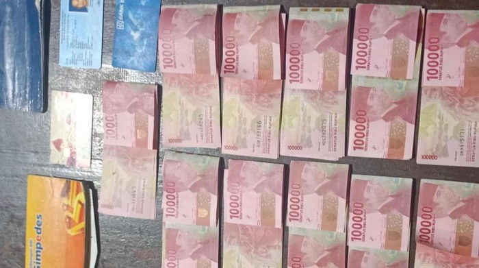 Barang bukti uang palsu di kasus uang palsu di UIN Alauddin Makassar.
