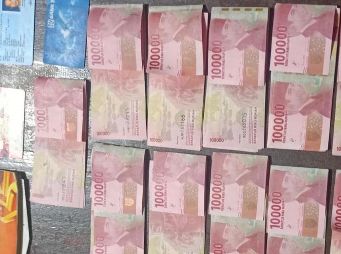 Barang bukti uang palsu di kasus uang palsu di UIN Alauddin Makassar.