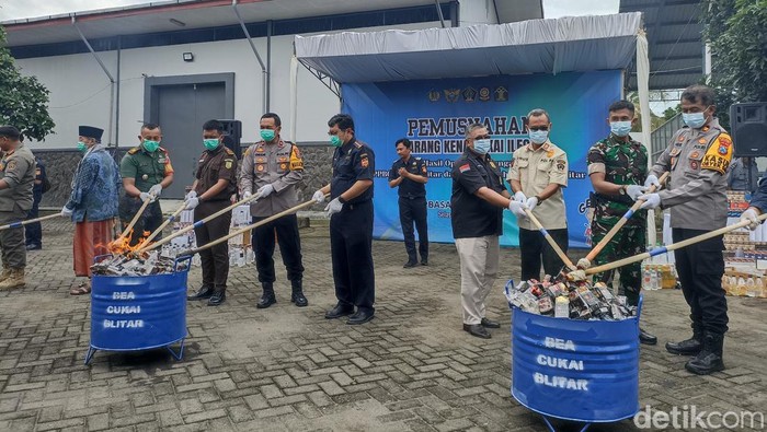 bea cukai blitar musnahkan rokok dan minuman beralkohol ilegal