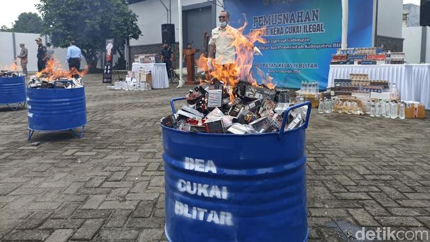 bea cukai blitar musnahkan rokok dan minuman beralkohol ilegal