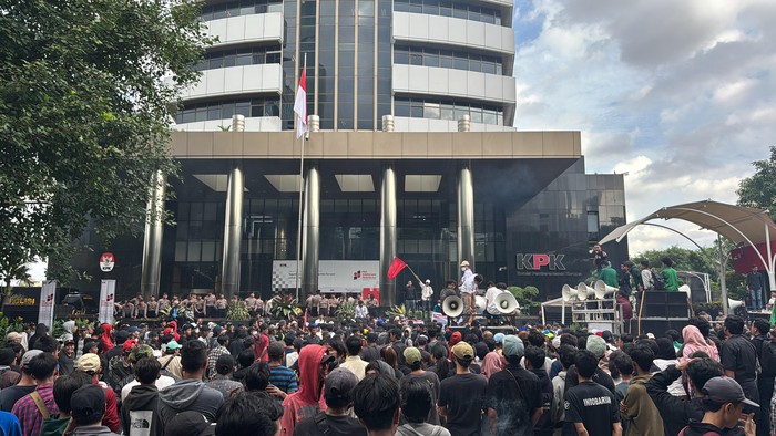 BEM KSI menggelar unjuk rasa di depan KPK, Kuningan, Jaksel, Selasa (17/12/2024). Mereka mendesak KPK segera menangkap Harun Masiku.