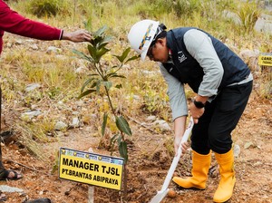Kurangi Emisi Karbon, Brantas Abipraya Tanam 4.400 Pohon di Padang Guci