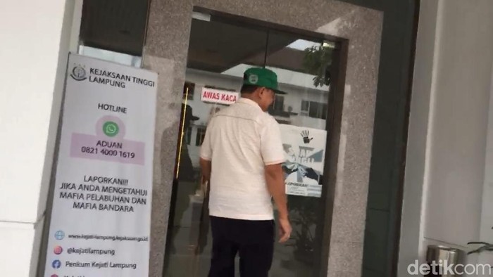 Bupati Lampung Timur Dawam Rahardjo memenuhi panggilan Kejati Lampung