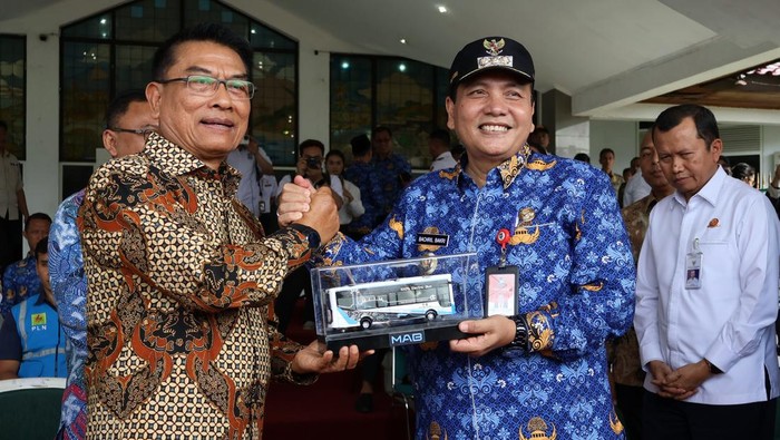 Bus Listrik Rute Bojonggede-Sentul Bogor Siap Beroperasi Bus listrik melintas saat peluncuran di area Pemerintah Daerah Kabupaten Bogor, Cibinong, Kabupaten Bogor, Jawa Barat, Selasa (17/12/2024). Pemerintah Kabupaten Bogor meluncurkan dua bus listrik angkutan umum dengan rute Sirkuit Sentul-Stadion Pakansari-Bojonggede, untuk memasyarakatkan mobil listrik yang memiliki teknologi ramah lingkungan serta memudahkan masyarakat dalam menjangkau transportasi umum. ANTARA FOTO/Yulius Satria Wijaya/rwa.