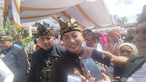 Calon gubernur Nusa Tenggara Barat (NTB) terpilih Lalu Muhamad Iqbal saat menghadiri HUT ke-66 Provinsi NTB, Selasa (17/12/2024). (Foto: Ahmad Viqi/detikBali)