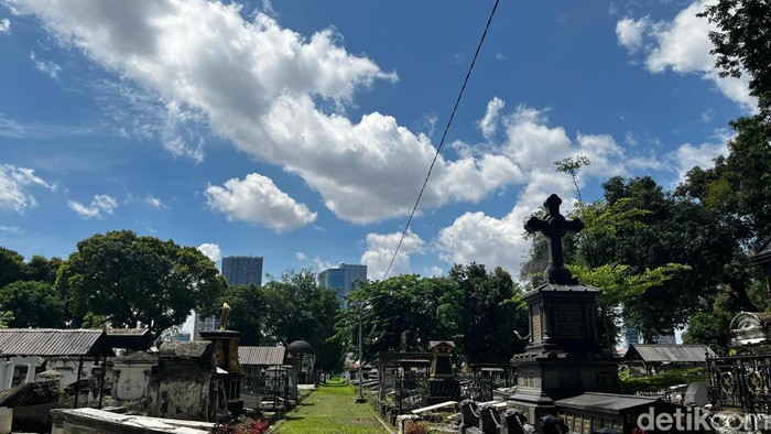 Cuaca Berawan di Kota Surabaya Cuaca Berawan di Kota Surabaya