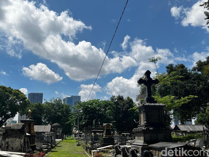Cuaca Berawan di Kota Surabaya