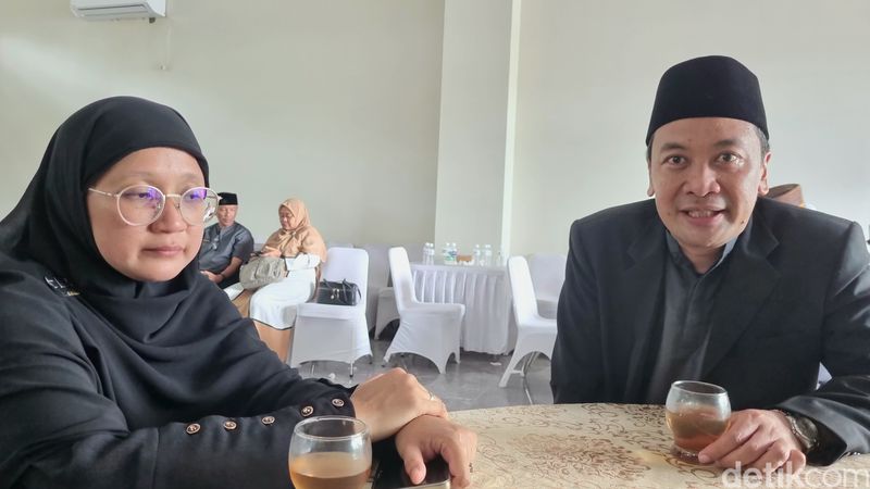 Menantu Kaelesha Afiati, Muhammad Karim (kanan) dan putri kedua Kaelesha Afiati atau cucu KH As'ad Humam, Fazat 'Azizah (kiri).