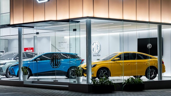 Dealer Morris Garage khusus mobil listrik di SCBD Jakarta.