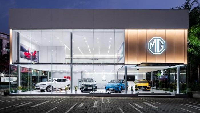 Dealer Morris Garage khusus mobil listrik di SCBD Jakarta.