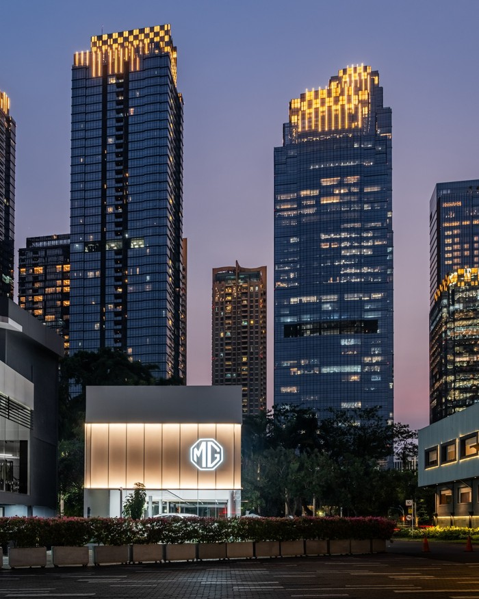 Dealer Morris Garage khusus mobil listrik di SCBD Jakarta.