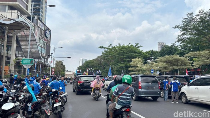 Demo buruh di Jalan Frontage A Yani Surabaya