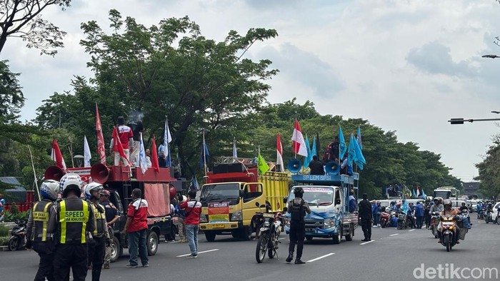 Demo buruh di Jalan Frontage A Yani Surabaya