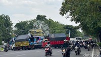 Massa buruh rencananya akan bergerak menuju ke sekitaran Tugu Pahlawan untuk melanjutkan aksinya.