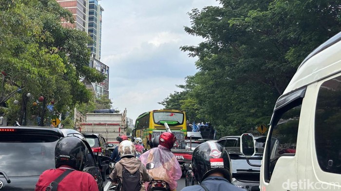 Demo buruh di Jalan Frontage A Yani Surabaya