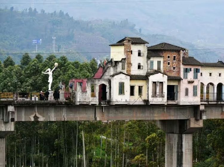 Potret Jembatan di China yang Disulap Jadi Perkampungan Padat Penduduk