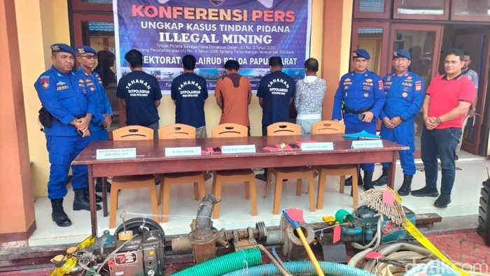 Ditpolairud Polda Papua Barat menangkap 5 orang penambang emas ilegal di Kabupaten Raja Ampat, Papua Barat Daya.